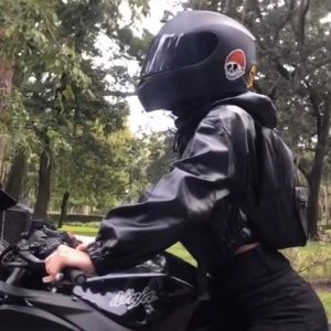 Meet your Posher, Alicia